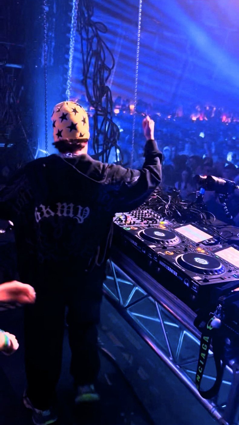 Adrian Mills — Fabrik / El Row — live, styling by Veneno Studio, image 5 of 12