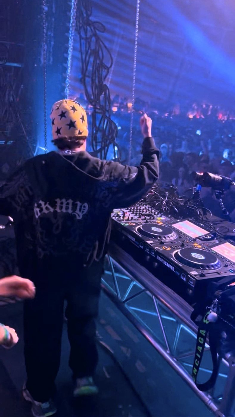 Adrian Mills — Fabrik / El Row — live, styling by Veneno Studio, image 8 of 12
