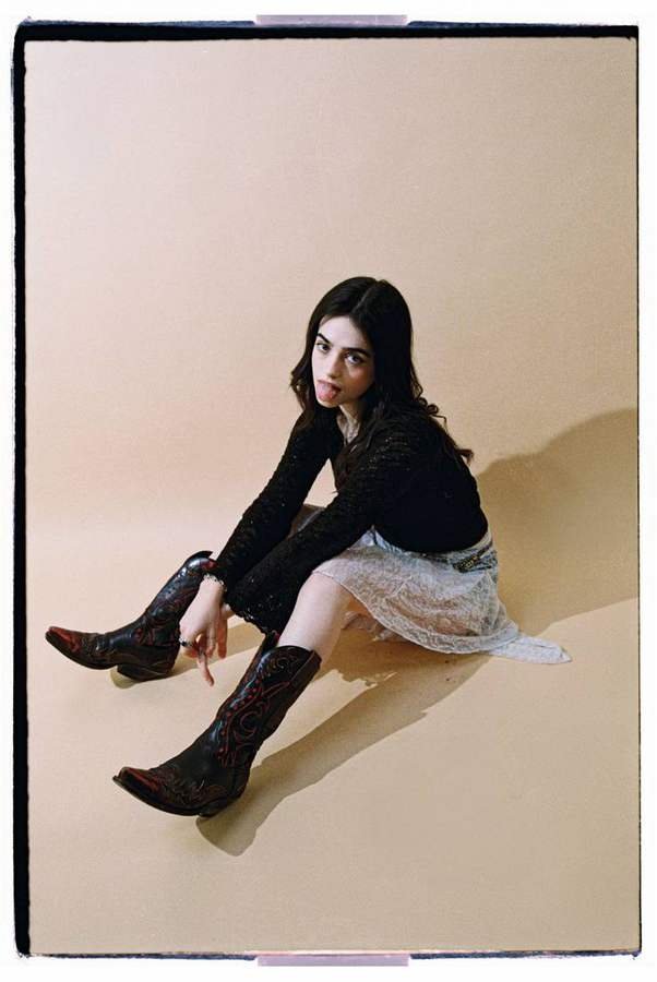 Candela Gómez — Morderte — covers and visualizer, styling by Veneno Studio, image 14 of 16