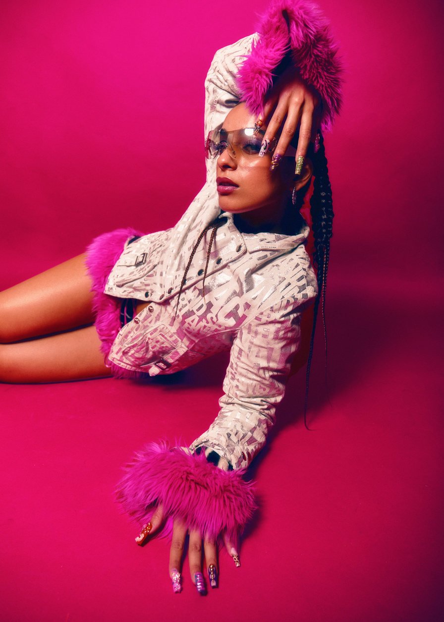 Caro Caxi — Neo2 Magazine, styling by Veneno Studio, image 11 of 12