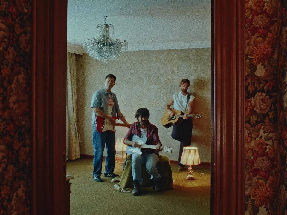 Still from the music video Iceberg by Lemot, styling by Veneno Studio