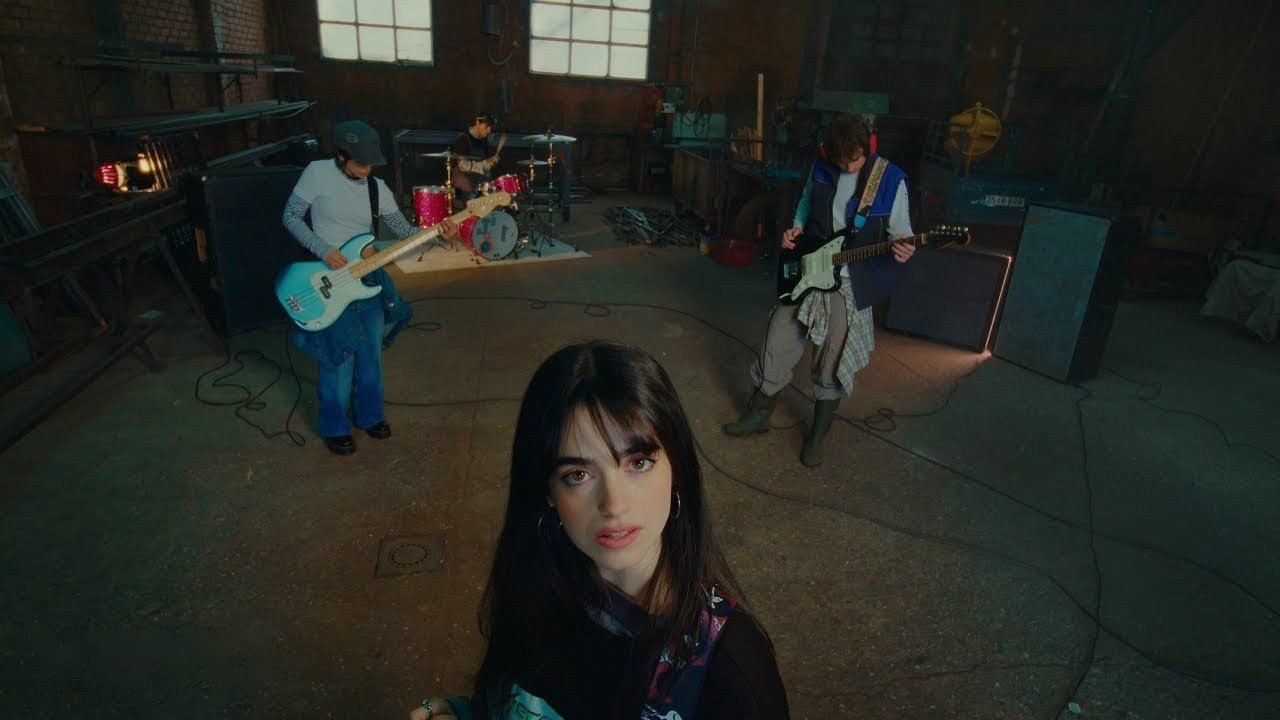 Still from the music video Sabes tan bien by Candela Gómez, styling by Veneno Studio
